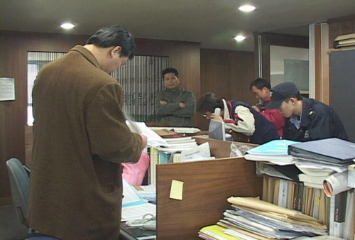 2일 오후 경찰이 마포경찰서장의 지휘 아래 공무원노조 사무실을 압수수색하고 있다 